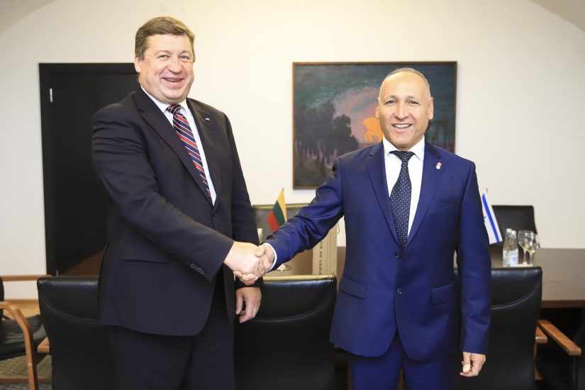 Krašto apsaugos ministras R. Karoblis aptarė bendradarbiavimą gynybos srityje su Izraelio ambasadoriumi