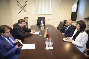  Krašto apsaugos ministras R. Karoblis aptarė bendradarbiavimą gynybos srityje su Izraelio ambasadoriumi