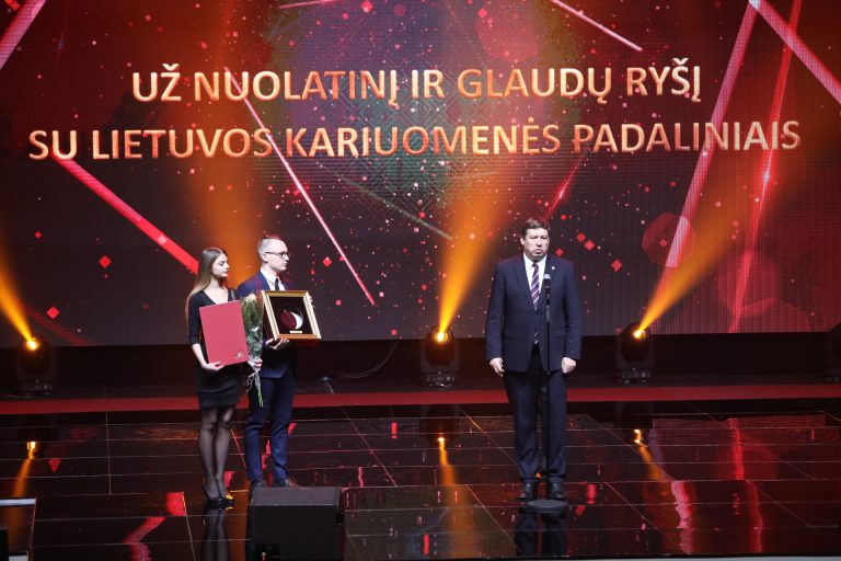  Šiaulių miesto savivaldybė apdovanota „Auksine krivūle“ už glaudų ryšį su Lietuvos kariuomenės padaliniais