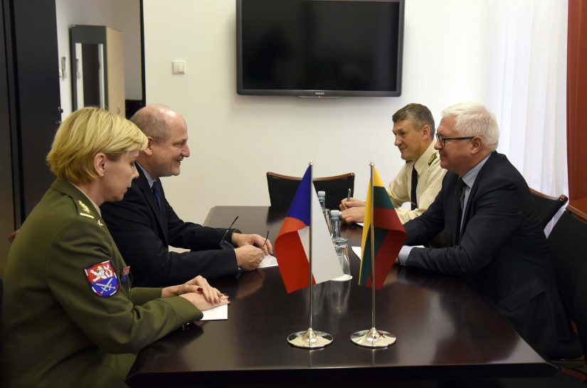 Krašto apsaugos viceministras su Čekijos įgaliotuoju ambasadoriumi ir aptarė saugumo bei gynybos klausimus
