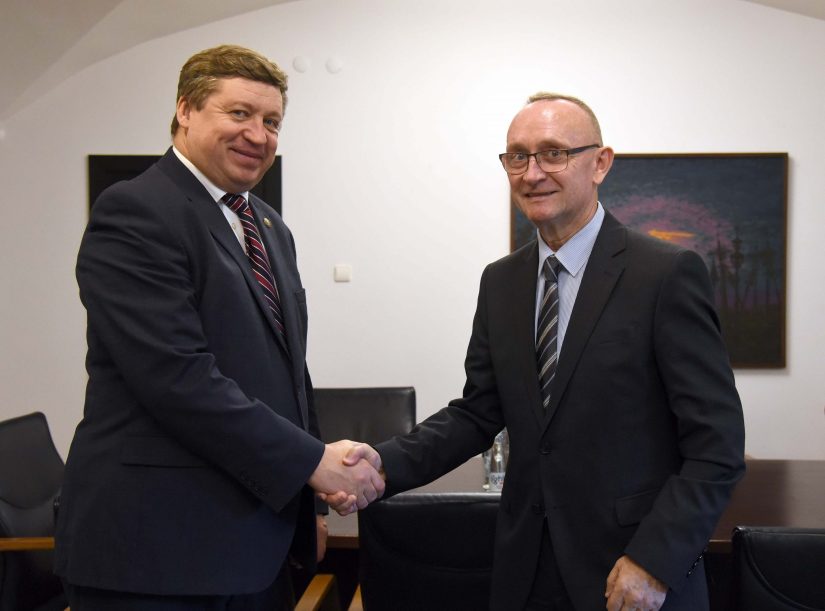Krašto apsaugos ministras R. Karoblis su Latvijos ambasadoriumi Lietuvoje aptarė dvišalius santykius regioninio saugumo ir gynybos srityje