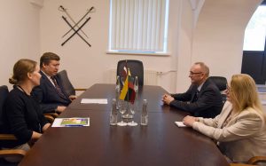  Krašto apsaugos ministras R. Karoblis su Latvijos ambasadoriumi Lietuvoje aptarė dvišalius santykius regioninio saugumo ir gynybos srityje