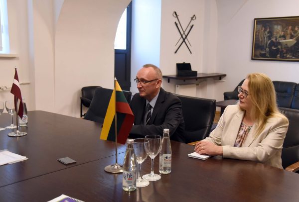  Krašto apsaugos ministras R. Karoblis su Latvijos ambasadoriumi Lietuvoje aptarė dvišalius santykius regioninio saugumo ir gynybos srityje