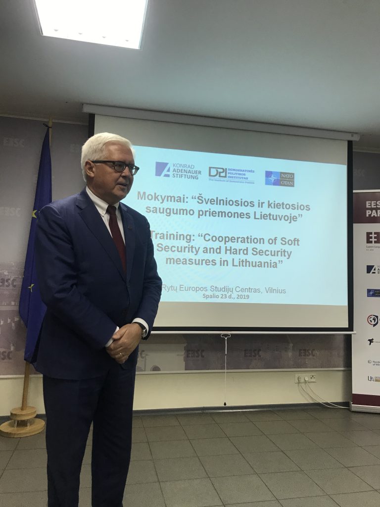 Krašto apsaugos viceministras V. Umbrasas susitiko su edukacinio renginio „Švelniosios ir kietosios saugumo priemonės Lietuvoje“ dalyviais