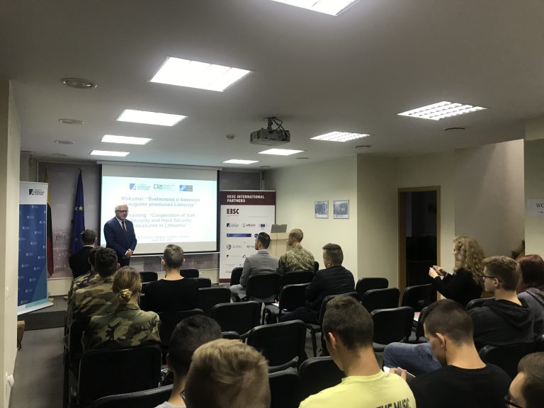  Krašto apsaugos viceministras V. Umbrasas susitiko su edukacinio renginio „Švelniosios ir kietosios saugumo priemonės Lietuvoje“ dalyviais