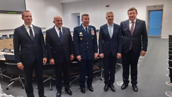  Baltijos šalių gynybos ministrai Briuselyje pasirašė susitarimą dėl bendros oro erdvės stebėjimo stiprinimo