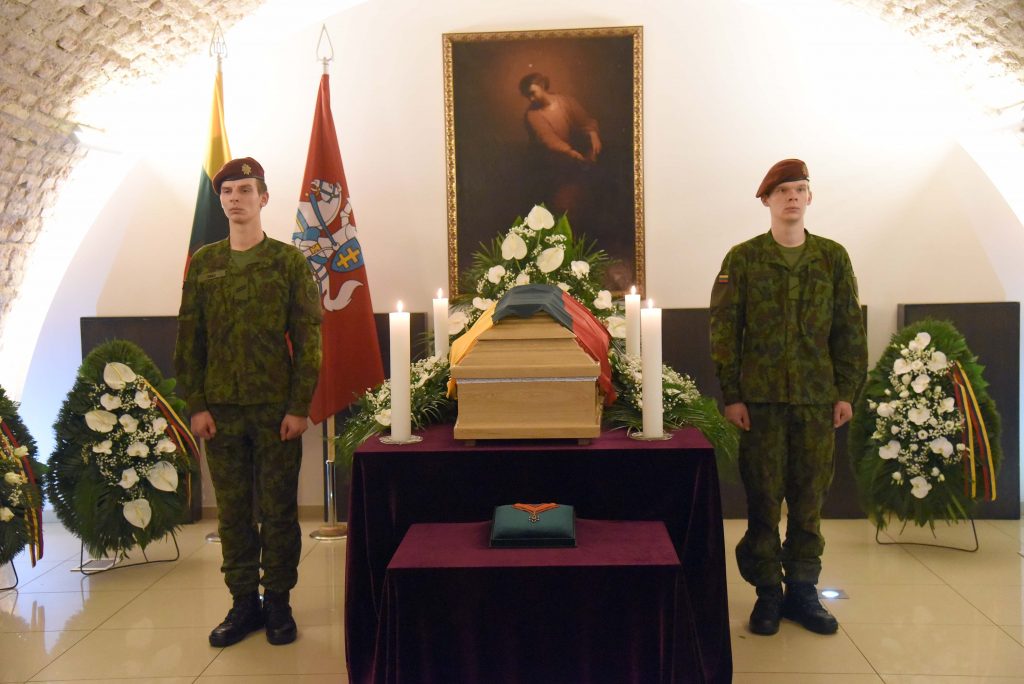 Atsisveikinama su paskutiniuoju okupacinei sovietų valdžiai aktyviai besipriešinusiu Lietuvos partizanu dim. vyr. ltn. Antanu Kraujeliu-Siaubūnu