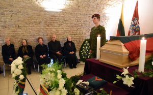  Atsisveikinama su paskutiniuoju okupacinei sovietų valdžiai aktyviai besipriešinusiu Lietuvos partizanu dim. vyr. ltn. Antanu Kraujeliu-Siaubūnu