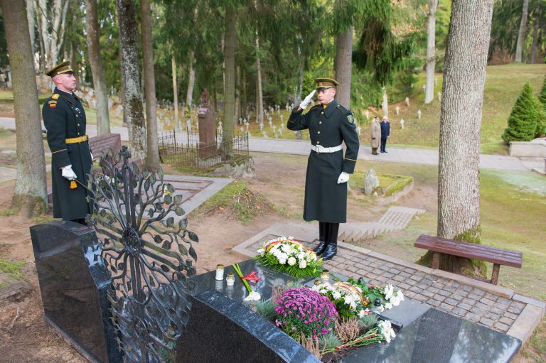  Vėlinių ceremonija, pagerbiant žuvusius Lietuvos gynėjus, nusipelniusius Lietuvai žmones