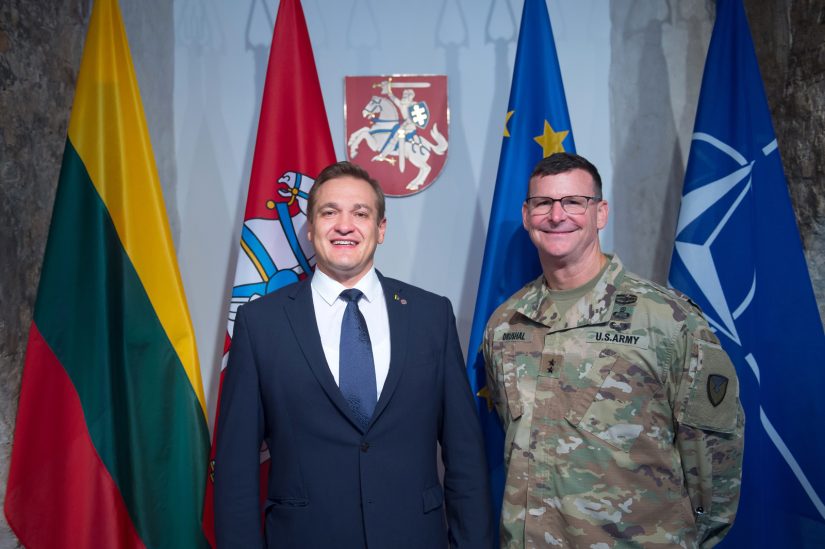 Krašto apsaugos viceministras E. Misiūnas su JAV generolu aptarė Lietuvos kariuomenės įsigijimus
