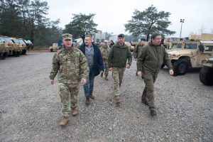  Krašto apsaugos ministras Pabradėje aplankė NATO karius