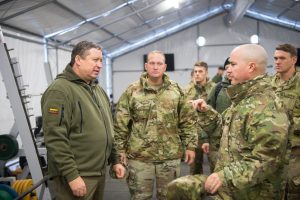  Krašto apsaugos ministras Pabradėje aplankė NATO karius