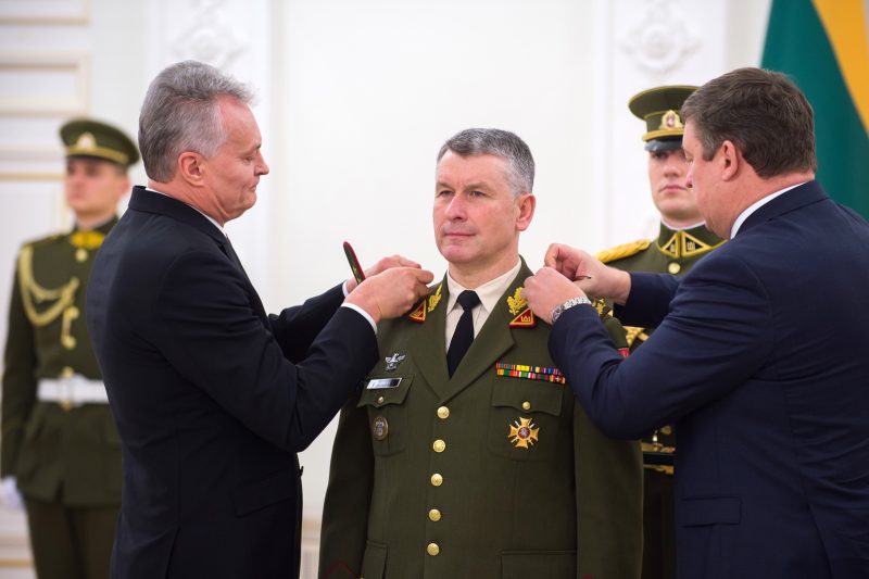 Lietuvos kariuomenės vadui ir Gynybos štabo viršininkui pakelti kariniai laipsniai