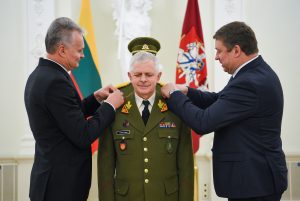  Lietuvos kariuomenės vadui ir Gynybos štabo viršininkui pakelti kariniai laipsniai