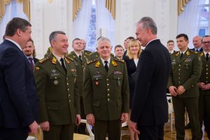  Lietuvos kariuomenės vadui ir Gynybos štabo viršininkui pakelti kariniai laipsniai