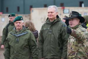  Prezidentas ir krašto apsaugos viceministrai  lankėsi Pabradės poligone