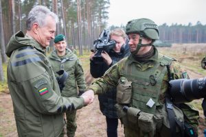  Prezidentas ir krašto apsaugos viceministrai  lankėsi Pabradės poligone