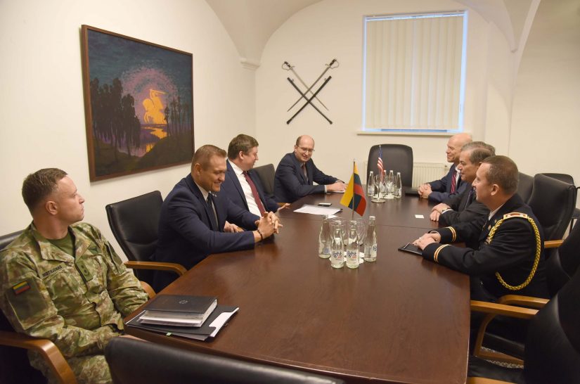 Krašto apsaugos viceministras E. Misiūnas su JAV Sausumos pajėgų sekretoriaus pavaduotoju aptarė pagrindinius dvišalius projektus ir įsigijimus