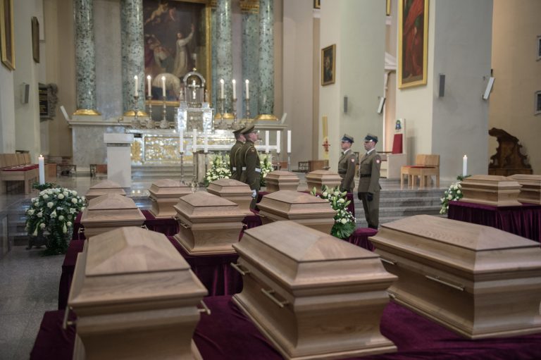  Krašto apsaugos ministerijos ir kariuomenės vadovybė, kariai dalyvavo nužudytų 1863–1864 m. sukilimo vadų ir dalyvių valstybinių laidotuvių ceremonijoje lapkričio 22 dieną