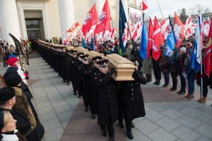  Krašto apsaugos ministerijos ir kariuomenės vadovybė, kariai dalyvavo nužudytų 1863–1864 m. sukilimo vadų ir dalyvių valstybinių laidotuvių ceremonijoje lapkričio 22 dieną