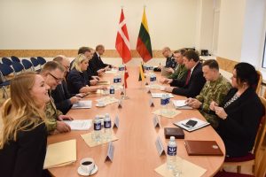  Lietuvos ir Danijos gynybos ministrai Šiauliuose pabrėžė dvišalio stiprinimo svarbą