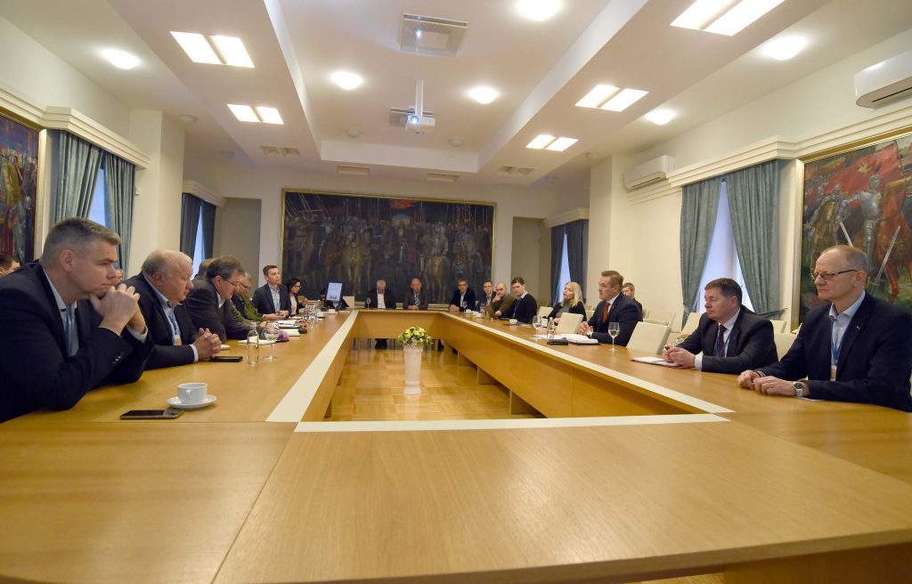 Lietuvos verslo ir pramonės asociacijų atstovams  pristatyti krašto apsaugos sistemos įsigijimų planai