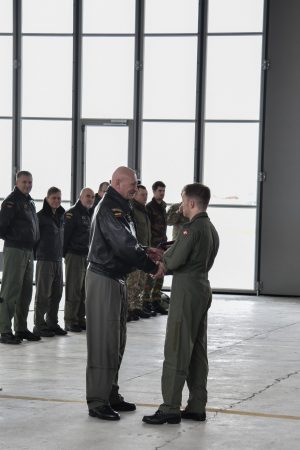  Išlydėti NATO oro policijos misiją Baltijos šalyse baigę Danijos kariai, misiją toliau tęsia  Belgijos kariai