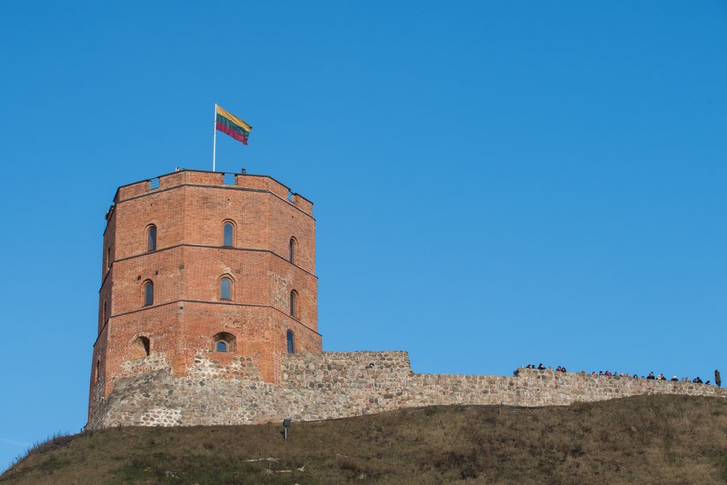 Minint Lietuvos vėliavos dieną Gedimino pilies bokšte iškelta trispalvė