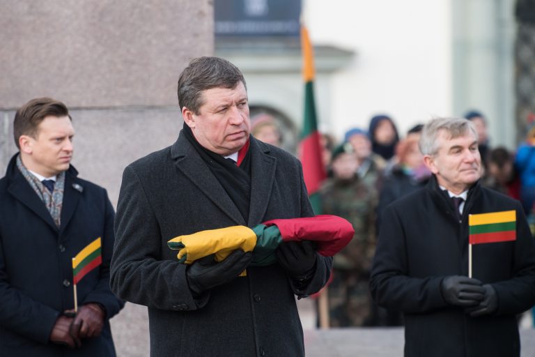  Minint Lietuvos vėliavos dieną Gedimino pilies bokšte iškelta trispalvė