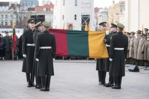  Minint Lietuvos vėliavos dieną Gedimino pilies bokšte iškelta trispalvė