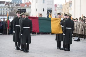  Minint Lietuvos vėliavos dieną Gedimino pilies bokšte iškelta trispalvė