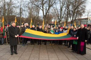  Minint Lietuvos vėliavos dieną Gedimino pilies bokšte iškelta trispalvė