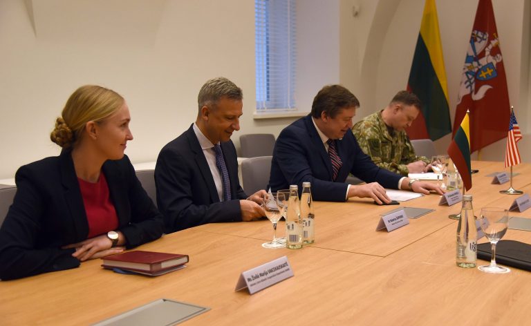  Ministras R. Karoblis susitiko su naujuoju JAV ambasadoriumi Lietuvoje R. Gilchrist