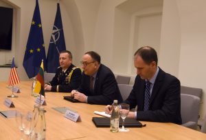  Ministras R. Karoblis susitiko su naujuoju JAV ambasadoriumi Lietuvoje R. Gilchrist