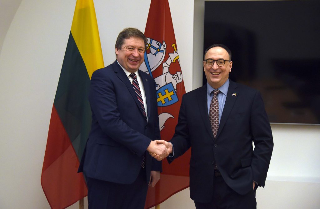 Ministras R. Karoblis susitiko su naujuoju JAV ambasadoriumi Lietuvoje R. Gilchrist