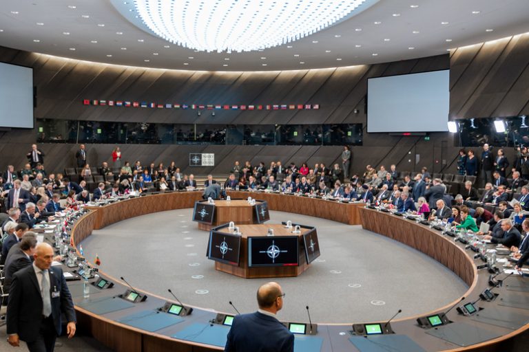  NATO gynybos ministrai sutarė dėl misijos Irake tęsimo
