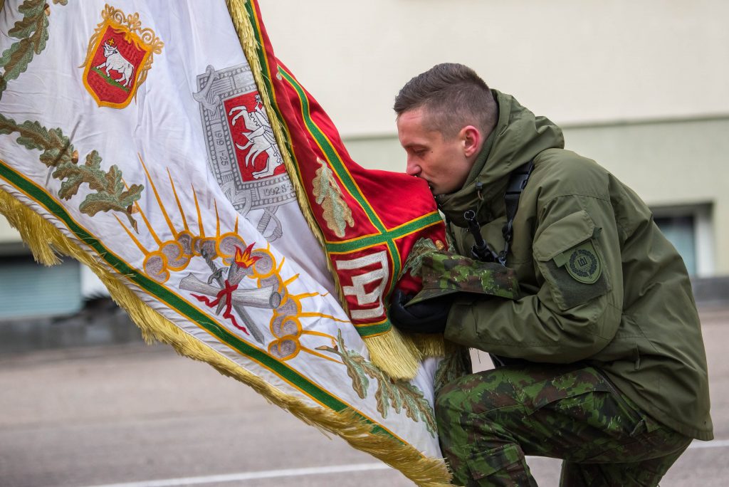 Švęsdami Lietuvos valstybės atkūrimo dieną Karo akademijoje prisiekė jaunesniųjų karininkų vadų mokymų klausytojai