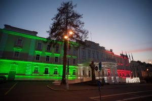  Krašto apsaugos ministerijos pastatas nusidažė Italijos vėliavos spalvomis