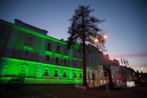  Krašto apsaugos ministerijos pastatas nusidažė Italijos vėliavos spalvomis