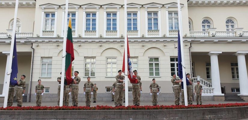 Sekmadienį vyksiančią vėliavų keitimo ceremoniją prie LR Prezidentūros atliks šauktiniai