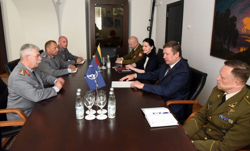 Krašto apsaugos ministras aptarė su NATO vadavietės Brunsume vadu atgrasymo ir gynybos regione stiprinimą