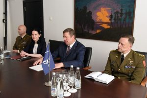  Krašto apsaugos ministras aptarė su NATO vadavietės Brunsume vadu atgrasymo ir gynybos regione stiprinimą