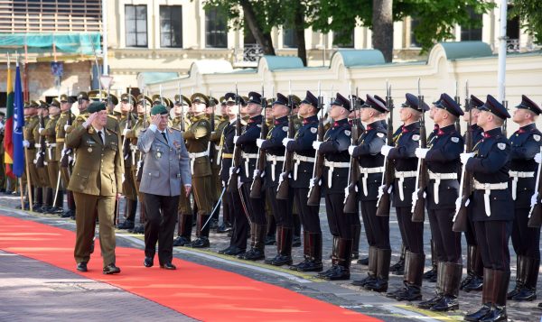  Krašto apsaugos ministras aptarė su NATO vadavietės Brunsume vadu atgrasymo ir gynybos regione stiprinimą