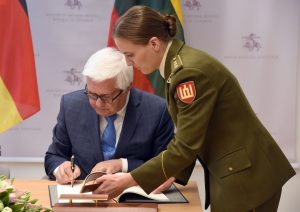  Toliau stiprinamas Lietuvos ir Vokietijos bendradarbiavimas: pasirašytas susitarimas dėl karių buvimo viena kitos teritorijoje