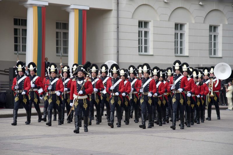 Mindaugo karūnavimo dieną Vilniuje – NATO naikintuvų skrydžiai, XIV a. Garbės sargyba ir Lietuvos kariuomenės orkestras su atkurtomis LDK uniformomis