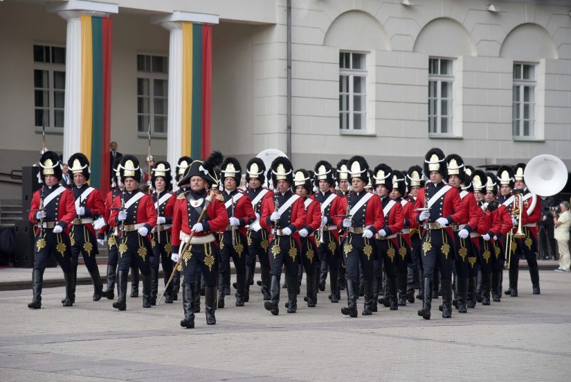 Mindaugo karūnavimo dieną Vilniuje – NATO naikintuvų skrydžiai, XIV a. Garbės sargyba ir Lietuvos kariuomenės orkestras su atkurtomis LDK uniformomis
