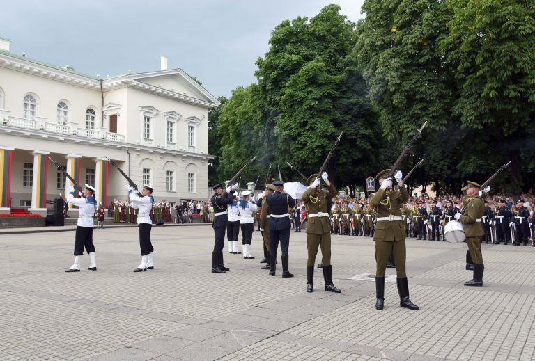  Mindaugo karūnavimo dieną Vilniuje – NATO naikintuvų skrydžiai, XIV a. Garbės sargyba ir Lietuvos kariuomenės orkestras su atkurtomis LDK uniformomis