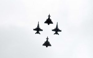  Mindaugo karūnavimo dieną Vilniuje – NATO naikintuvų skrydžiai, XIV a. Garbės sargyba ir Lietuvos kariuomenės orkestras su atkurtomis LDK uniformomis