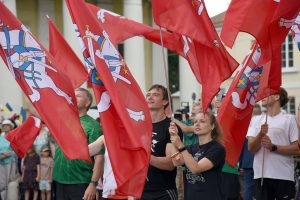  Mindaugo karūnavimo dieną Vilniuje – NATO naikintuvų skrydžiai, XIV a. Garbės sargyba ir Lietuvos kariuomenės orkestras su atkurtomis LDK uniformomis