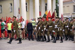  Mindaugo karūnavimo dieną Vilniuje – NATO naikintuvų skrydžiai, XIV a. Garbės sargyba ir Lietuvos kariuomenės orkestras su atkurtomis LDK uniformomis